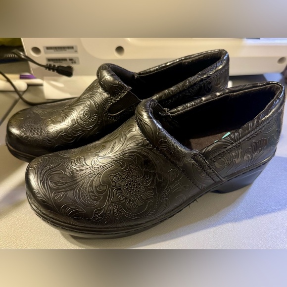 Women's YUU Memory Foam Black Bethanee Embossed Slip On Clogs Shoes Size 6.5 M - Picture 1 of 9